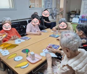 봄날한강요양원 인지활동 프로그램 – 활짝 핀 해바라기 만들기